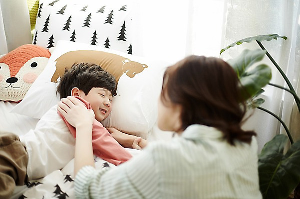 포토 JPG 여자 남자 아들 어린이 엄마 아침 실내 앉기 상반신 성인 두명 옆모습 30대 눕기 한국인 침대 잠 아들바보 국내포토 모자관계 주간 뷰포인트 가구 가족 모션 사람 동양인 내부 장년 파일형식