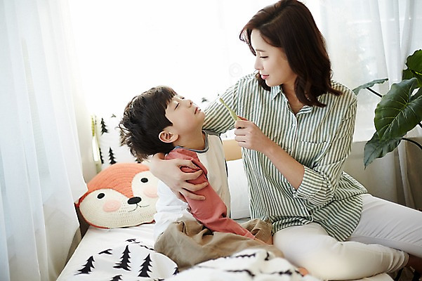 포토 JPG 응시 여자 남자 아들 어린이 엄마 아침 실내 웃음 들기 앉기 상반신 성인 두명 앞모습 옆모습 30대 기댐 한국인 양치 침대 칫솔 아들바보 국내포토 모자관계 주간 시선 뷰포인트 가구 가족 모션 표정 사람 동양인 내부 장년 위생용품 청결 파일형식