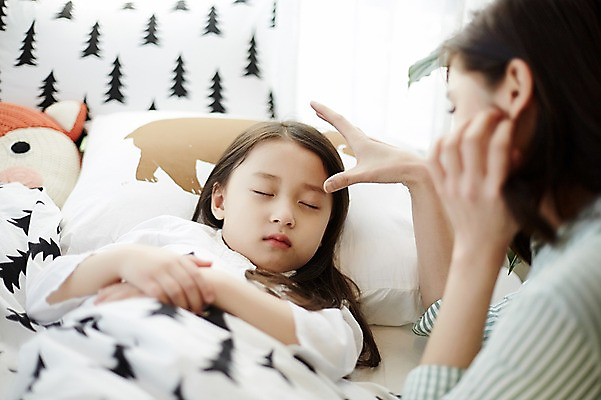포토 JPG 응시 여자 딸 어린이 모녀 엄마 아침 실내 상반신 성인 두명 앞모습 옆모습 30대 눕기 턱괴기 한국인 침대 잠 국내포토 주간 시선 뷰포인트 가구 가족 모션 사람 동양인 내부 장년 파일형식