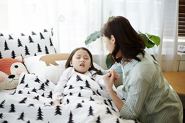 포토 JPG 여자 딸 어린이 모녀 엄마 아침 실내 앉기 상반신 성인 두명 앞모습 옆모습 30대 눕기 한국인 침대 졸음 국내포토 주간 감정 뷰포인트 가구 가족 모션 사람 동양인 내부 장년 파일형식