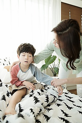 포토 JPG 전신 응시 여자 남자 아들 어린이 엄마 아침 실내 앉기 상반신 성인 두명 앞모습 옆모습 30대 한국인 침대 졸음 아들바보 국내포토 모자관계 주간 시선 감정 뷰포인트 가구 가족 모션 사람 동양인 내부 장년 파일형식