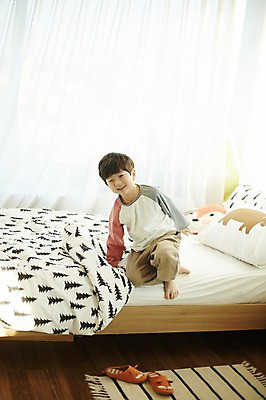 포토 JPG 전신 응시 남자 어린이 아침 슬리퍼 실내 한명 웃음 소년 앞모습 한국인 침대 소년한명만 국내포토 주간 1 시선 뷰포인트 가구 신발 표정 사람 동양인 내부 남자한명만 소년만 파일형식