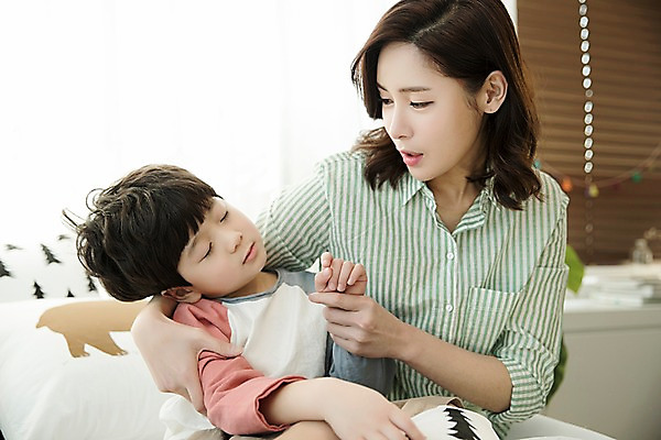 포토 JPG 응시 여자 남자 아들 어린이 엄마 아침 실내 앉기 상반신 성인 두명 앞모습 30대 기댐 한국인 침대 졸음 아들바보 국내포토 모자관계 주간 시선 감정 뷰포인트 가구 가족 모션 사람 동양인 내부 장년 파일형식