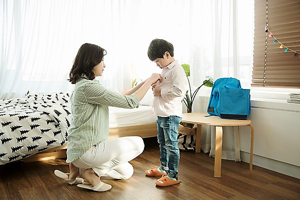 포토 JPG 전신 응시 여자 남자 아들 어린이 가방 엄마 실내 서기 앉기 성인 두명 옆모습 30대 한국인 입학 준비 옷입기 등교 아들바보 국내포토 모자관계 시선 잡화 교육 뷰포인트 가족 모션 사람 동양인 내부 장년 등하교 파일형식