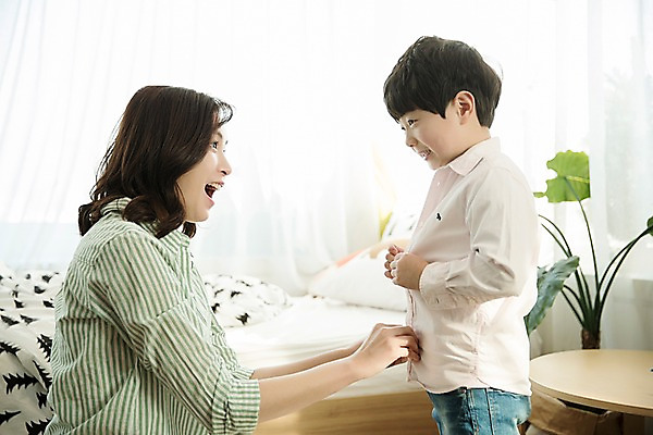 포토 JPG 응시 여자 남자 아들 어린이 엄마 실내 서기 웃음 앉기 상반신 성인 두명 옆모습 30대 한국인 침대 입학 준비 옷입기 등교 아들바보 국내포토 모자관계 시선 교육 뷰포인트 가구 가족 모션 표정 사람 동양인 내부 장년 등하교 파일형식