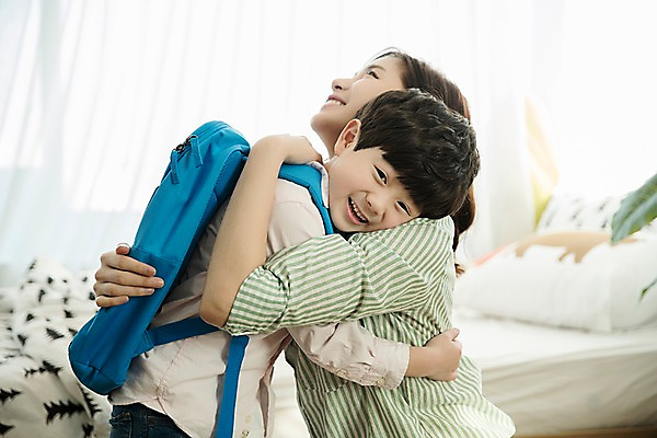 포토 JPG 여자 남자 아들 어린이 가방 안기 엄마 아침 실내 서기 웃음 앉기 상반신 성인 두명 옆모습 30대 한국인 침대 입학 준비 등교 매기 아들바보 국내포토 모자관계 주간 잡화 교육 뷰포인트 가구 가족 모션 표정 사람 동양인 내부 장년 등하교 파일형식