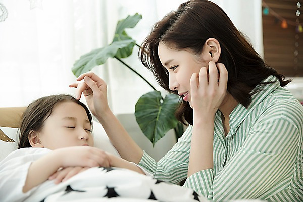 포토 JPG 응시 여자 딸 어린이 모녀 엄마 아침 실내 웃음 앉기 상반신 성인 두명 옆모습 30대 눕기 턱괴기 한국인 침대 잠 국내포토 주간 시선 뷰포인트 가구 가족 모션 표정 사람 동양인 내부 장년 파일형식