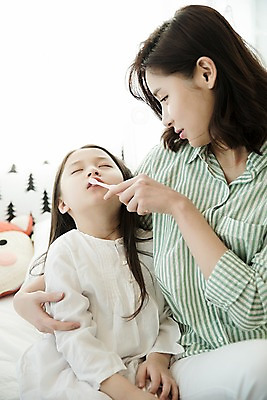 포토 JPG 응시 여자 딸 어린이 모녀 엄마 아침 실내 앉기 상반신 성인 두명 앞모습 30대 기댐 한국인 양치 칫솔 졸음 국내포토 주간 시선 감정 뷰포인트 가족 모션 사람 동양인 내부 장년 위생용품 청결 파일형식