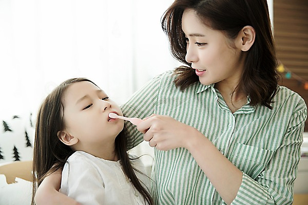 포토 JPG 응시 여자 딸 어린이 모녀 엄마 아침 실내 웃음 앉기 상반신 성인 두명 앞모습 옆모습 30대 기댐 한국인 양치 칫솔 졸음 국내포토 주간 시선 감정 뷰포인트 가족 모션 표정 사람 동양인 내부 장년 위생용품 청결 파일형식