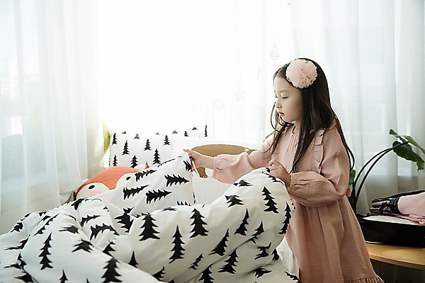 포토 JPG 응시 여자 어린이 아침 실내 한명 서기 소녀 상반신 옆모습 이불 한국인 침대 정리 소녀한명만 국내포토 주간 1 시선 뷰포인트 가구 침구 모션 사람 동양인 내부 여자한명만 소녀만 파일형식