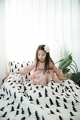 포토 JPG 응시 여자 어린이 아침 실내 한명 앉기 소녀 상반신 앞모습 이불 한국인 침대 정리 소녀한명만 국내포토 주간 1 시선 뷰포인트 가구 침구 모션 사람 동양인 내부 여자한명만 소녀만 파일형식 자연요소 생활용품 인종 여자만 어린이만 오브젝트