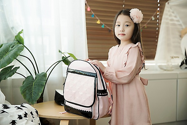 포토 JPG 여자 어린이 가방 실내 한명 서기 웃음 상반신 앞모습 한국인 입학 준비 등교 소녀한명만 국내포토 1 잡화 교육 뷰포인트 모션 표정 사람 동양인 내부 등하교 여자한명만 소녀만 파일형식