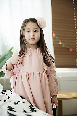 포토 JPG 여자 어린이 가방 실내 한명 서기 웃음 상반신 앞모습 한국인 입학 준비 등교 매기 소녀한명만 국내포토 1 잡화 교육 뷰포인트 모션 표정 사람 동양인 내부 등하교 여자한명만 소녀만 파일형식