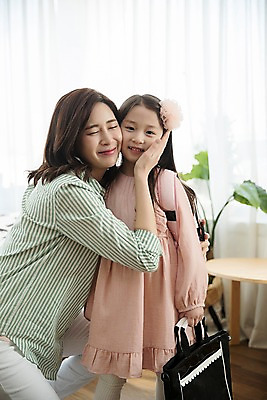 포토 JPG 여자 딸 어린이 가방 안기 모녀 엄마 실내 서기 웃음 앉기 상반신 성인 두명 앞모습 옆모습 30대 한국인 입학 준비 등교 매기 국내포토 잡화 교육 뷰포인트 가족 모션 표정 사람 동양인 내부 장년 등하교 파일형식 관계 인종