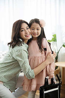 포토 JPG 여자 딸 어린이 가방 안기 모녀 엄마 실내 서기 앉기 상반신 성인 두명 앞모습 옆모습 30대 한국인 입학 준비 등교 매기 국내포토 잡화 교육 뷰포인트 가족 모션 사람 동양인 내부 장년 등하교 파일형식