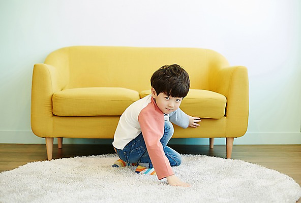 포토 JPG 전신 남자 어린이 실내 한명 웃음 앉기 소년 옆모습 소파 카펫 한국인 소년한명만 국내포토 1 뷰포인트 의자 모션 표정 사람 동양인 내부 남자한명만 소년만 파일형식