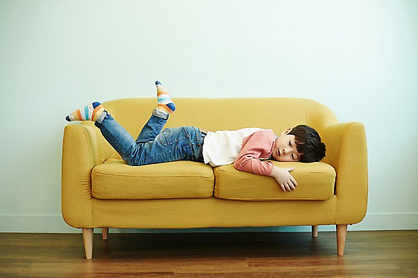 포토 JPG 전신 응시 남자 어린이 실내 한명 소년 옆모습 소파 눕기 한국인 소년한명만 국내포토 1 시선 뷰포인트 의자 모션 사람 동양인 내부 남자한명만 소년만 파일형식 가구 인종 남자만 어린이만 생활용품 오브젝트