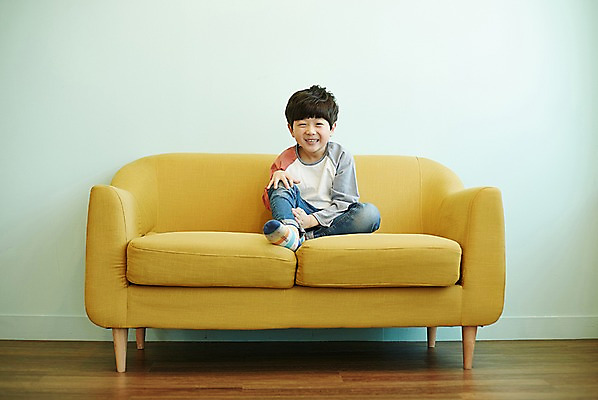 포토 JPG 전신 남자 어린이 장난 실내 한명 웃음 앉기 소년 앞모습 소파 한국인 소년한명만 국내포토 1 뷰포인트 의자 모션 표정 사람 동양인 내부 남자한명만 소년만 파일형식