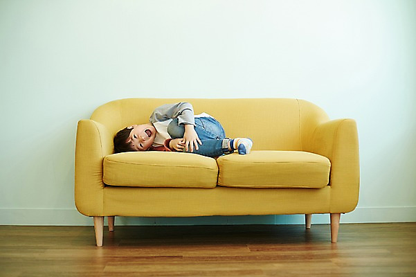 포토 JPG 전신 남자 어린이 장난 실내 한명 웃음 소년 앞모습 소파 눕기 한국인 소년한명만 국내포토 1 뷰포인트 의자 모션 표정 사람 동양인 내부 남자한명만 소년만 파일형식