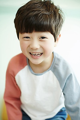포토 JPG 남자 어린이 실내 한명 웃음 앉기 근접촬영 소년 상반신 앞모습 한국인 소년한명만 국내포토 1 뷰포인트 모션 표정 사람 동양인 내부 남자한명만 소년만 파일형식
