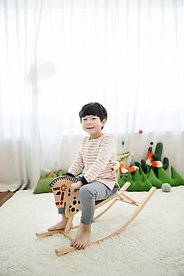 포토 JPG 전신 남자 어린이 실내 한명 웃음 앉기 소년 앞모습 장난감 한국인 승차 즐거움 나무목마 소년한명만 국내포토 1 감정 뷰포인트 모션 표정 사람 동양인 내부 목마 남자한명만 소년만 파일형식
