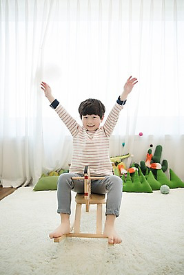 포토 JPG 전신 남자 어린이 팔벌리기 실내 한명 웃음 앉기 소년 앞모습 장난감 만세 한국인 즐거움 나무목마 소년한명만 국내포토 1 감정 뷰포인트 모션 표정 사람 동양인 내부 목마 남자한명만 소년만 파일형식