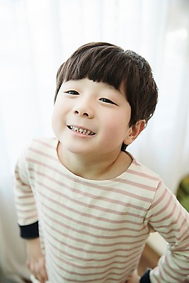 포토 JPG 남자 어린이 허리손 실내 한명 서기 웃음 근접촬영 소년 상반신 앞모습 한국인 소년한명만 국내포토 1 뷰포인트 포즈 모션 표정 사람 동양인 내부 남자한명만 소년만 파일형식