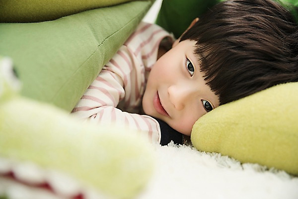 포토 JPG 남자 어린이 인형 실내 한명 웃음 근접촬영 소년 상반신 옆모습 눕기 한국인 소년한명만 국내포토 1 뷰포인트 모션 표정 사람 동양인 내부 남자한명만 소년만 파일형식 인종 남자만 어린이만