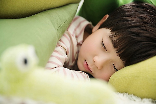 포토 JPG 남자 어린이 인형 실내 한명 근접촬영 소년 상반신 옆모습 눕기 한국인 잠 소년한명만 국내포토 1 뷰포인트 모션 사람 동양인 내부 남자한명만 소년만 파일형식