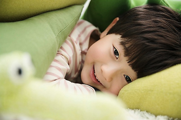 포토 JPG 남자 어린이 인형 실내 한명 웃음 소년 상반신 옆모습 눕기 한국인 소년한명만 국내포토 1 뷰포인트 모션 표정 사람 동양인 내부 남자한명만 소년만 파일형식