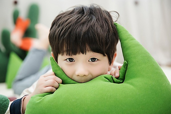 포토 JPG 남자 어린이 인형 엎드리기 실내 한명 웃음 소년 상반신 앞모습 한국인 소년한명만 국내포토 1 뷰포인트 모션 표정 사람 동양인 내부 남자한명만 소년만 파일형식