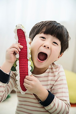 포토 JPG 남자 어린이 인형 장난 실내 입벌림 한명 웃음 앉기 소년 상반신 앞모습 장난감 한국인 소년한명만 국내포토 1 뷰포인트 모션 표정 사람 동양인 내부 남자한명만 소년만 파일형식