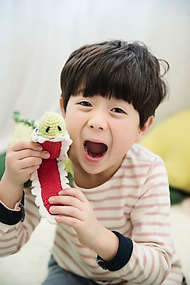 포토 JPG 남자 어린이 인형 장난 실내 입벌림 한명 웃음 들기 앉기 소년 상반신 앞모습 장난감 한국인 소년한명만 국내포토 1 뷰포인트 모션 표정 사람 동양인 내부 남자한명만 소년만 파일형식
