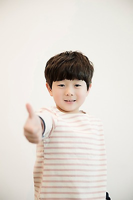 포토 JPG 남자 어린이 실내 한명 서기 웃음 손짓 소년 상반신 앞모습 한국인 최고 소년한명만 국내포토 1 뷰포인트 모션 표정 사람 동양인 내부 남자한명만 소년만 파일형식