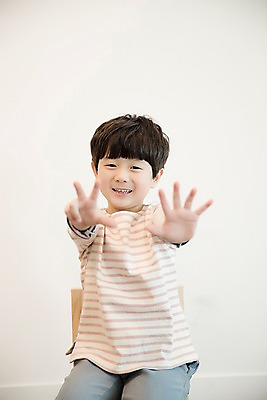 포토 JPG 남자 어린이 실내 한명 웃음 앉기 손짓 소년 상반신 앞모습 한국인 8 소년한명만 국내포토 1 뷰포인트 모션 표정 사람 동양인 내부 숫자 남자한명만 소년만 파일형식