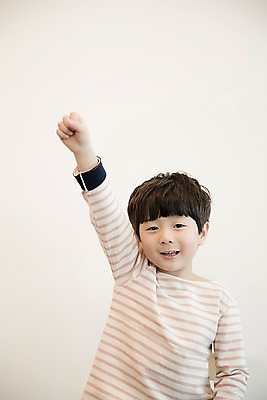 포토 JPG 남자 어린이 실내 한명 웃음 앉기 소년 상반신 앞모습 손들기 한국인 소년한명만 국내포토 1 뷰포인트 모션 표정 사람 동양인 내부 남자한명만 소년만 파일형식