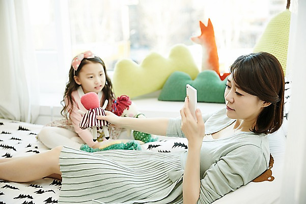 포토 JPG 응시 여자 딸 어린이 모녀 엄마 실내 무표정 상반신 성인 두명 앞모습 옆모습 30대 스마트폰 눕기 장난감 한국인 침대 인형놀이 귀찮음 국내포토 시선 감정 인형 뷰포인트 가구 컨셉 가족 모션 놀이 표정 사람 동양인 내부 장년 핸드폰 스마트기기 파일형식