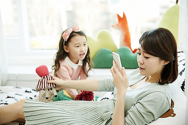 포토 JPG 응시 여자 딸 어린이 인형 모녀 엄마 실내 들기 앉기 상반신 성인 두명 앞모습 옆모습 30대 눕기 장난감 한국인 침대 인형놀이 귀찮음 국내포토 시선 뷰포인트 가구 컨셉 가족 모션 놀이 사람 동양인 내부 장년 파일형식