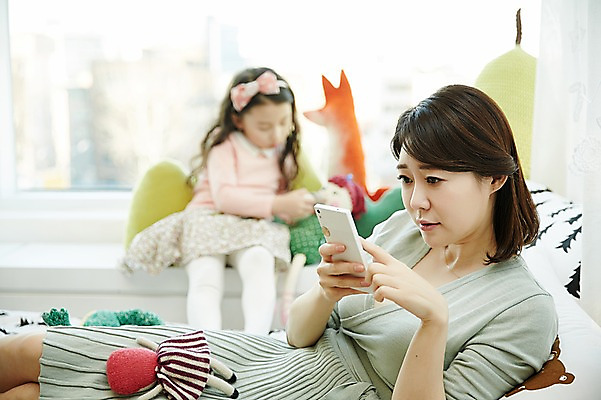 포토 JPG 응시 여자 딸 어린이 인형 모녀 엄마 실내 들기 앉기 상반신 성인 두명 앞모습 옆모습 30대 스마트폰 눕기 장난감 한국인 침대 국내포토 시선 뷰포인트 가구 가족 모션 사람 동양인 내부 장년 핸드폰 스마트기기 파일형식