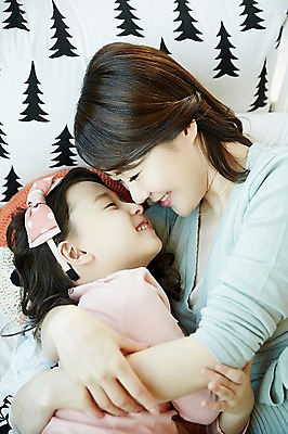 포토 JPG 응시 여자 딸 어린이 안기 모녀 엄마 실내 웃음 상반신 성인 두명 옆모습 30대 눕기 마주보기 한국인 국내포토 시선 뷰포인트 가족 모션 표정 사람 동양인 내부 장년 파일형식