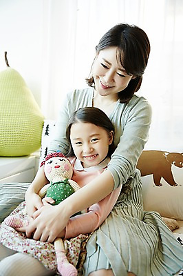 포토 JPG 응시 여자 딸 어린이 인형 안기 모녀 엄마 실내 웃음 앉기 상반신 성인 두명 앞모습 30대 기댐 한국인 국내포토 시선 뷰포인트 가족 모션 표정 사람 동양인 내부 장년 파일형식