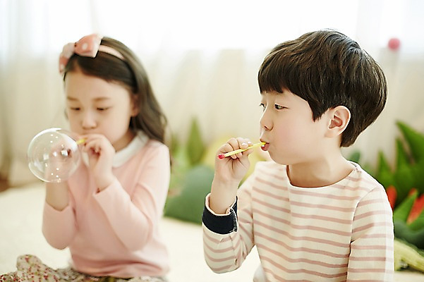포토 JPG 응시 여자 남자 어린이 실내 남매 앉기 상반신 두명 옆모습 장난감 한국인 비눗방울 집중 풍선불기 어린이만 국내포토 시선 뷰포인트 컨셉 가족 모션 사람 동양인 내부 불기 파일형식