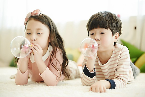 포토 JPG 응시 여자 남자 어린이 엎드리기 실내 남매 상반신 두명 앞모습 장난감 한국인 비눗방울 집중 풍선불기 어린이만 국내포토 시선 뷰포인트 컨셉 가족 모션 사람 동양인 내부 불기 파일형식