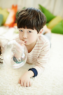 포토 JPG 남자 어린이 엎드리기 실내 한명 소년 상반신 앞모습 장난감 한국인 비눗방울 풍선불기 소년한명만 국내포토 1 뷰포인트 모션 사람 동양인 내부 불기 남자한명만 소년만 파일형식