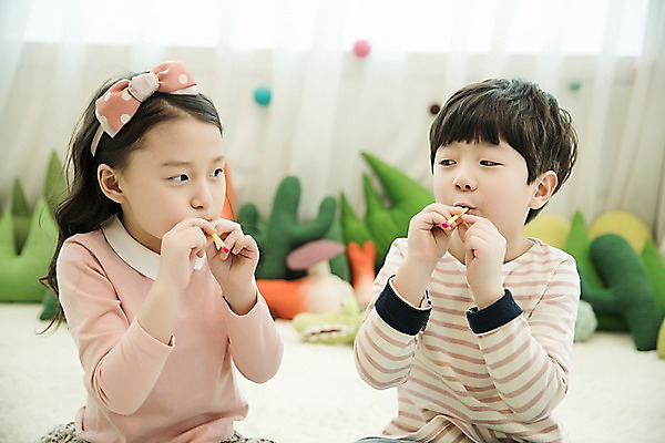 포토 JPG 응시 여자 남자 어린이 실내 남매 빨대 웃음 들기 앉기 상반신 두명 앞모습 장난감 한국인 비눗방울 집중 풍선불기 어린이만 국내포토 시선 뷰포인트 컨셉 가족 모션 표정 사람 동양인 내부 불기 파일형식