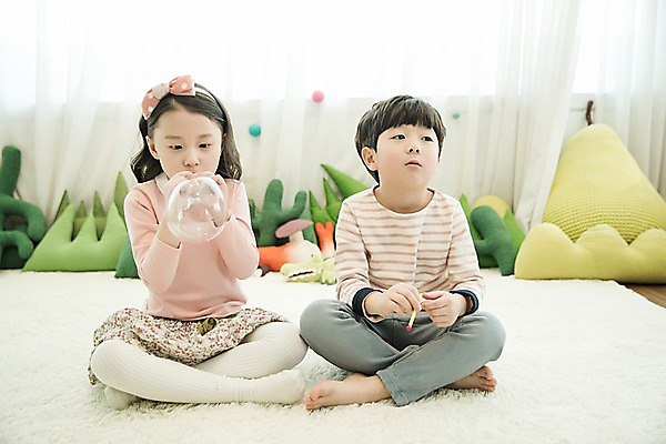 포토 JPG 전신 응시 여자 남자 어린이 실내 남매 빨대 들기 앉기 두명 앞모습 장난감 한국인 비눗방울 집중 풍선불기 어린이만 국내포토 시선 뷰포인트 컨셉 가족 모션 사람 동양인 내부 불기 파일형식