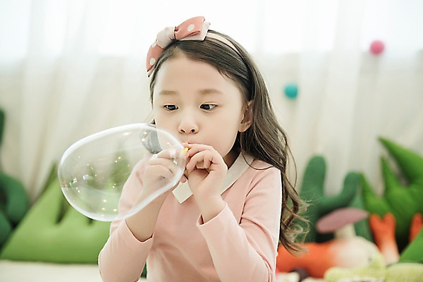 포토 JPG 응시 여자 어린이 실내 한명 앉기 소녀 상반신 앞모습 장난감 한국인 비눗방울 집중 풍선불기 소녀한명만 국내포토 1 시선 뷰포인트 컨셉 모션 사람 동양인 내부 불기 여자한명만 소녀만 파일형식