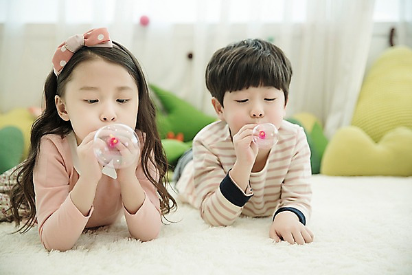 포토 JPG 응시 여자 남자 어린이 엎드리기 실내 남매 빨대 상반신 두명 앞모습 장난감 한국인 비눗방울 집중 풍선불기 어린이만 국내포토 시선 뷰포인트 컨셉 가족 모션 사람 동양인 내부 불기 파일형식