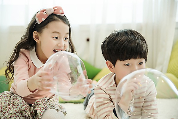 포토 JPG 응시 여자 남자 어린이 실내 남매 웃음 앉기 상반신 두명 앞모습 장난감 한국인 비눗방울 즐거움 풍선불기 어린이만 국내포토 시선 감정 뷰포인트 가족 모션 표정 사람 동양인 내부 불기 파일형식