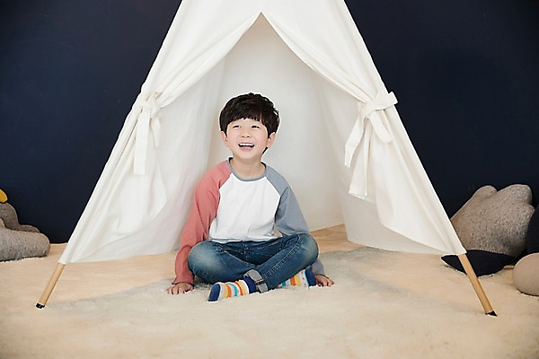 포토 JPG 전신 응시 남자 어린이 실내 텐트 한명 웃음 앉기 소년 앞모습 한국인 소년한명만 국내포토 1 시선 뷰포인트 모션 표정 캠핑도구 사람 동양인 내부 남자한명만 소년만 파일형식
